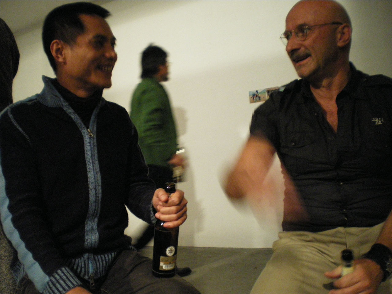 Photographic documentation of RYLLEGA Berlin (Nguyen Minh Thanh and a visitor at the Volksbühne Berlin, 19 September 2008)